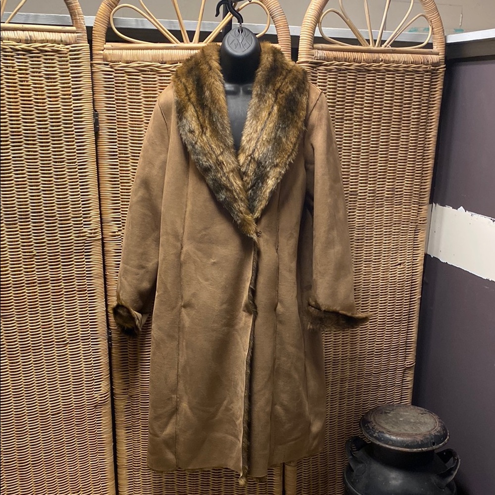 Elegant Brown Fur-Trimmed Women's Coat